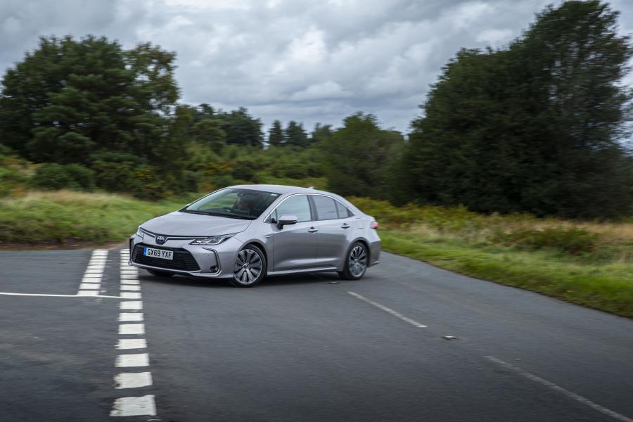  Toyota Corolla Hybrid Sedan 2019 года  (UK) (фото 22 из 29)